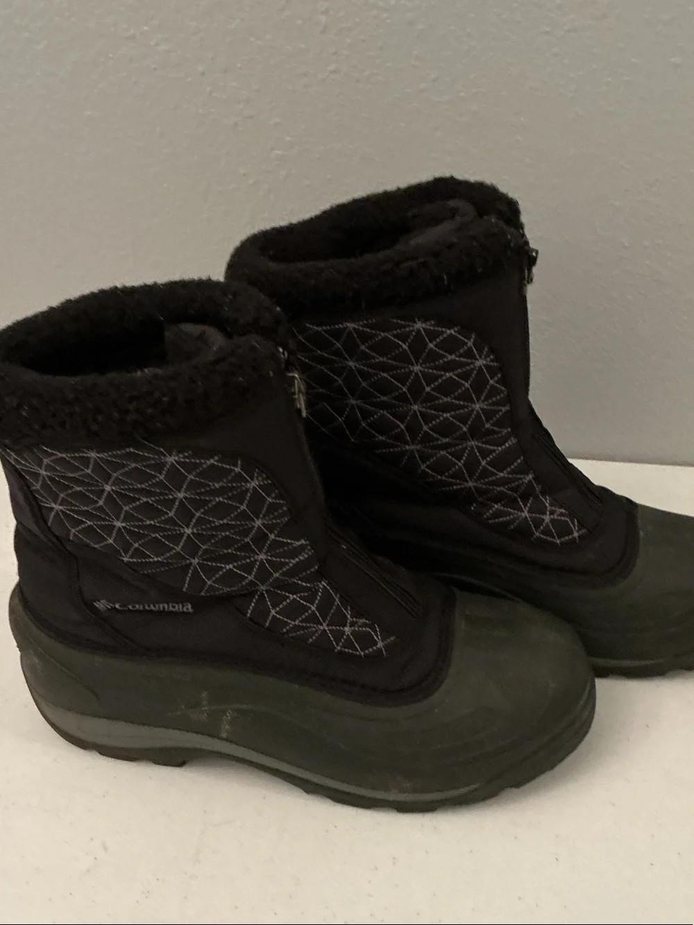 Columbia Cascadian Snowflake Front-Zip Black Quilted Winter Boots